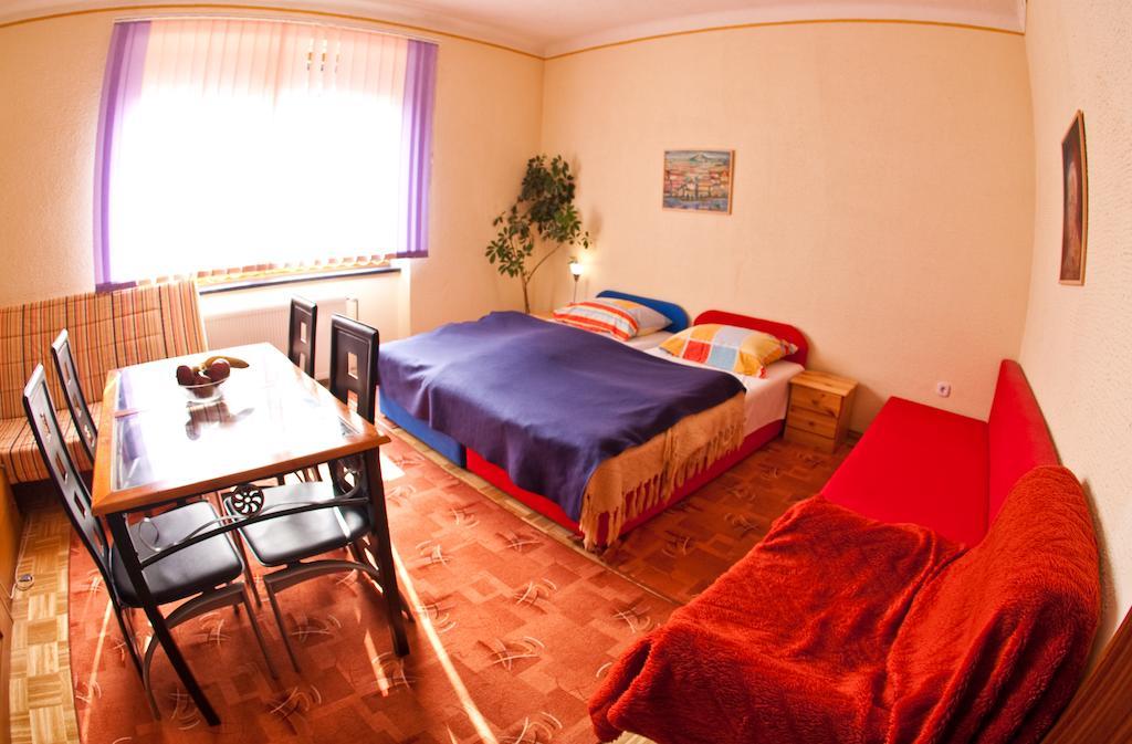 Guest House Pikapolonca Maribor Rum bild